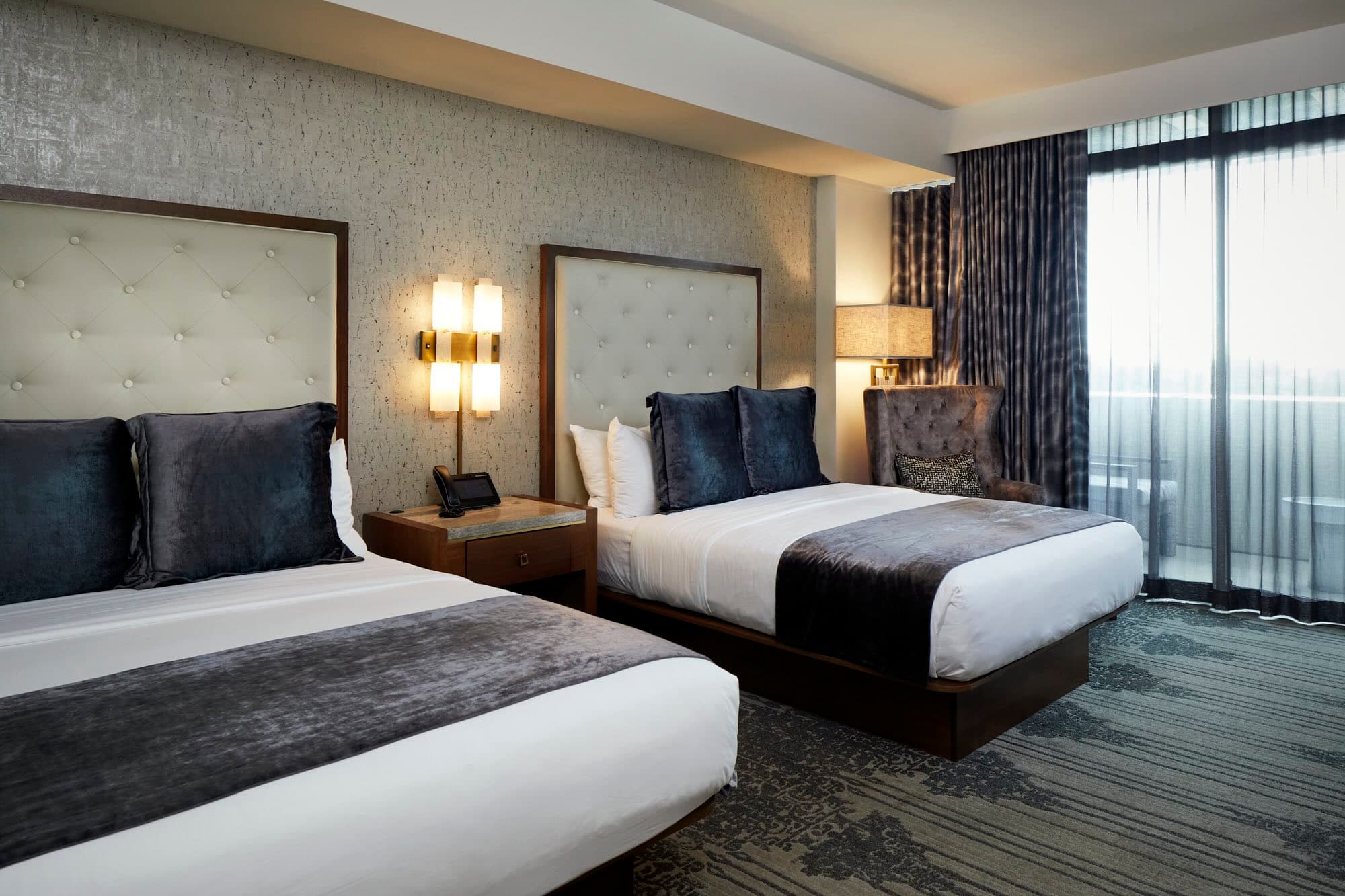 Double room with two beds and modern furnishings